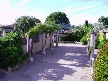 self-catering rentals saint remy de provence : les jardins de Fontanille